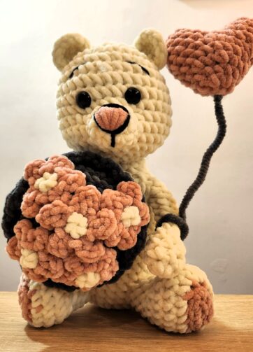 Oso grande con ramo y globo corazón