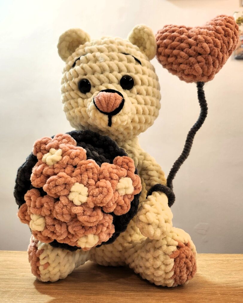 Oso grande con ramo y globo corazón